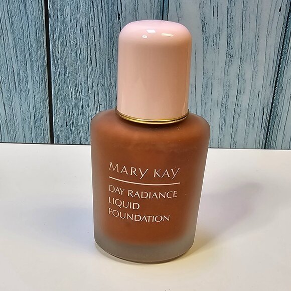Mary Kay Day Radiance Liquid Foundation - Cinnamon Bronze  #1079 - NIB Old Stock - Picture 2 of 7